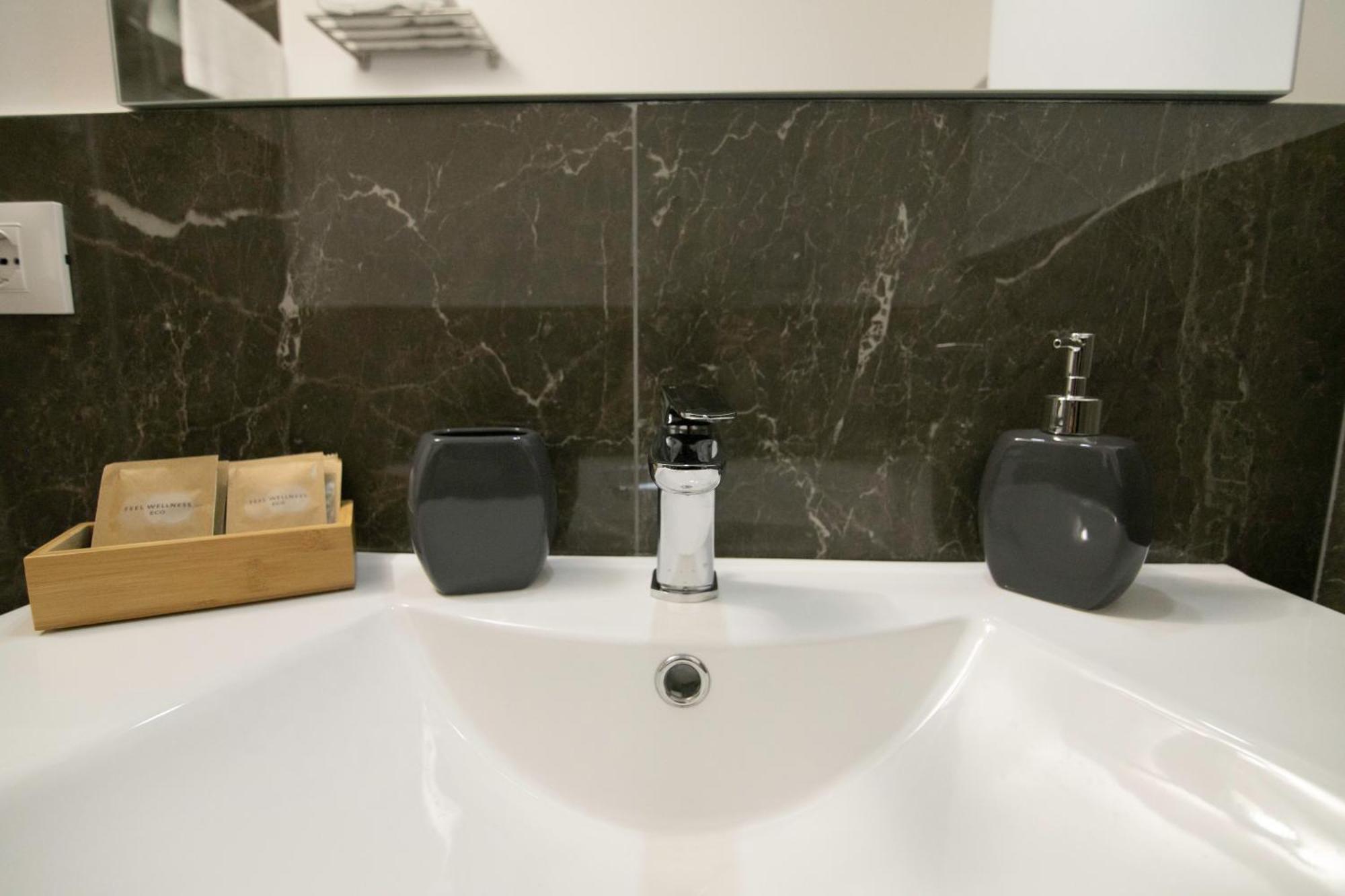 Villareale47 Luxury Suites & Rooms Палермо Екстериор снимка